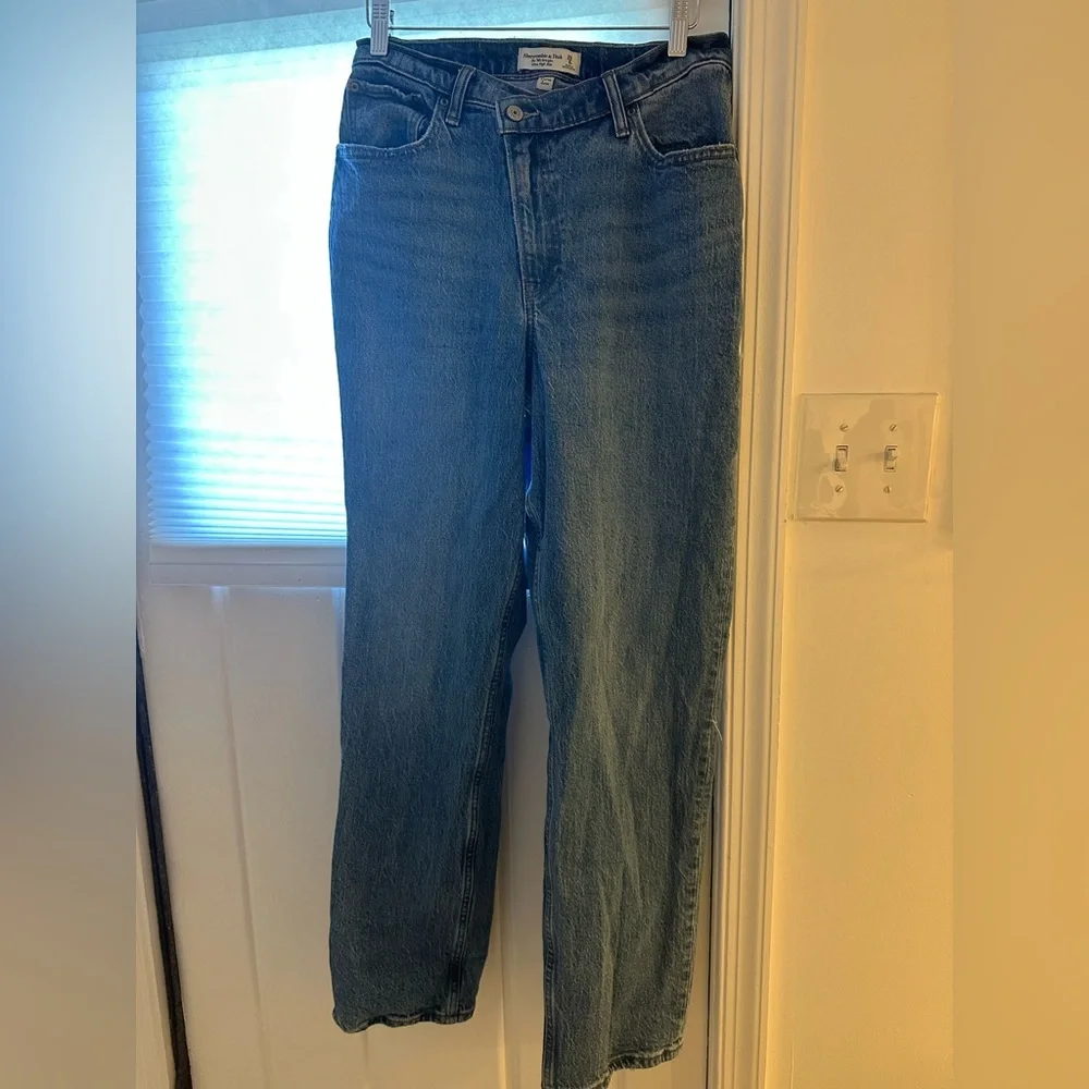 Abercrombie & Fitch Curve Love 90s Straight Ultra High Rise Medium Wash Jeans - Picture 2 of 7
